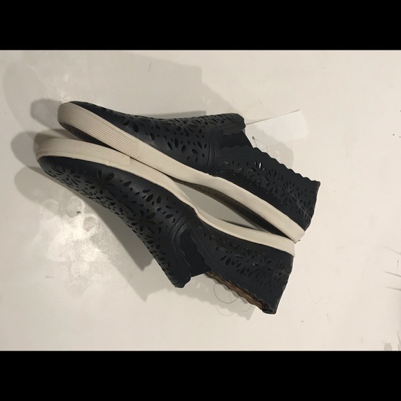 AERIN Flat slip on leather laser cut  murex floral - Picture 4 of 6